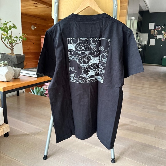 [NEW] KAWS x Uniqlo x Sesame Street Black Tee - Picture 2 of 9